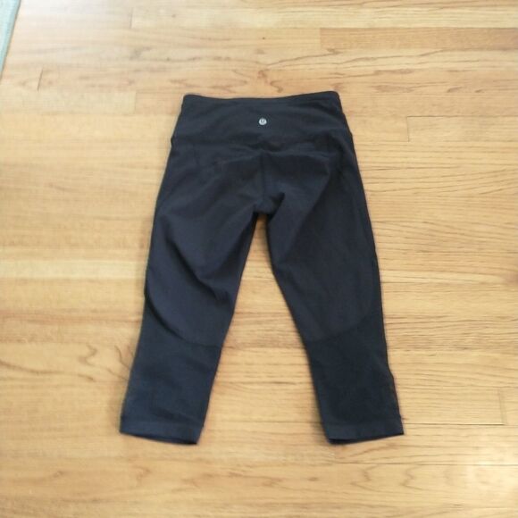 Lululemon black crop legging Mesh 4 EUC - Picture 2 of 2